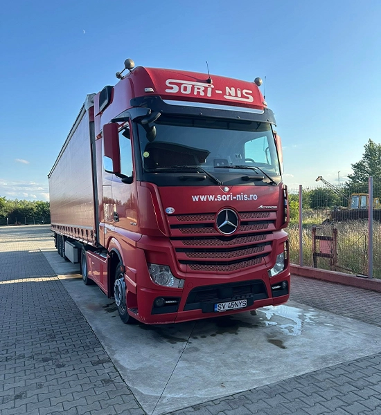Camion si semiremorca din flota de transport Sori-nis la spalatoria proprie a firmei