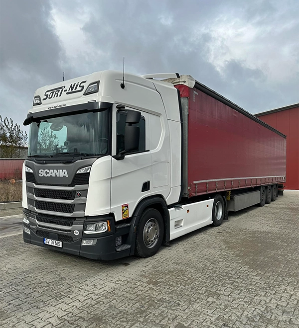 Ansamblu cap tractor Scania si semiremorca cu prelata din flota de transport a companiei Sori-Nis